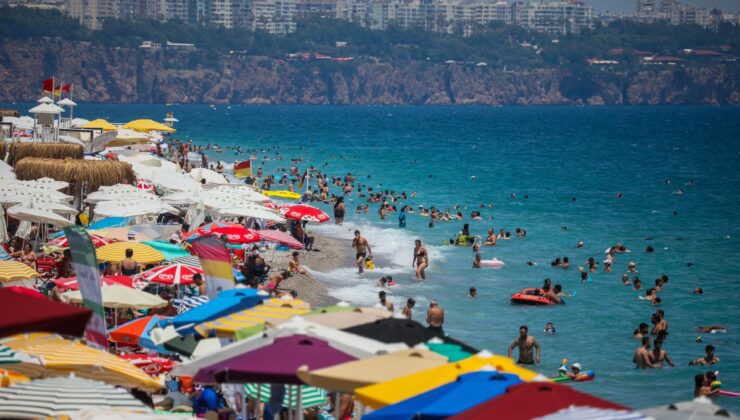 Antalya Mavi Bayrakta Dünya Birincisi, Ancak Deniz Kirliliği Tehdit Ediyor
