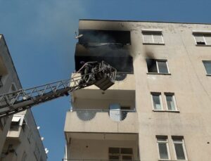 Antalya’da Apartman Yangını: Kedi İtfaiyeden Kurtuldu