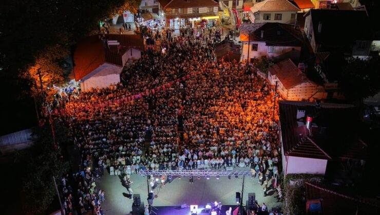 Antalya’da düzenlenen 55. Ayran Festivali’nde, Safiye Soyman ve Faik Öztürk sahne aldı