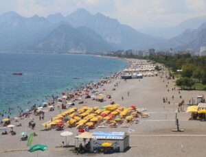 Antalya’da hissedilen sıcaklık 40 dereceyi gördü, sahiller doldu