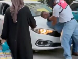 Antalya’da yol verme kavgası: Motokurye sürücüyü kaputta yumrukladı