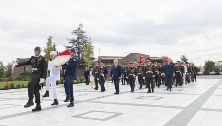 Bakan Güler, 30 Ağustos’ta Anıt Mezarlığı’nı Ziyaret Etti