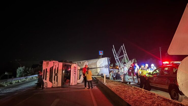 Bayındır’da Damperi Açık TIR Devrildi: 1 Yaralı
