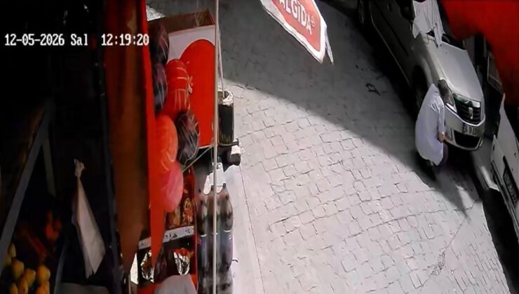 Beyoğlu’nda Sürücüsüz Kargo Aracı Park Halindeki Otomobile Çarptı: Araç Yol Kenarında Askıda Kaldı