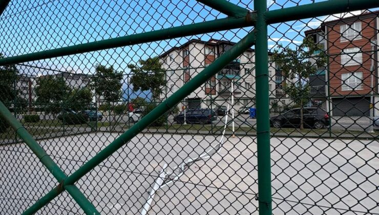Bolu’da Parkta Voleybol Direği Çocuğun Üzerine Devrildi