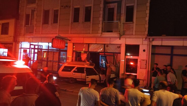 Bolvadin’de Alkollü Sürücü Marketin Camına Çarptı