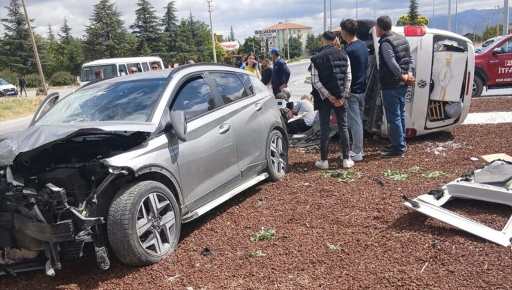Bolvadin’de İki Otomobil Çarpıştı: 7 Yaralı