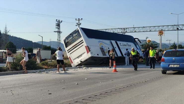 Bucak’ta yabancı plakalı tur otobüsü devrildi