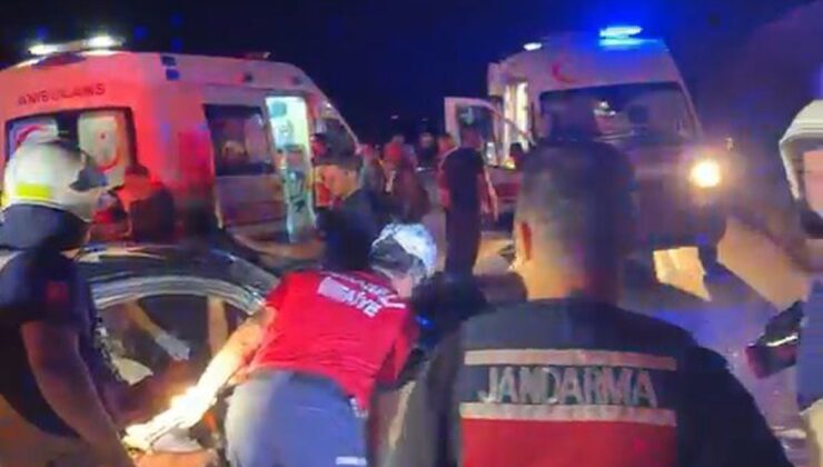 Bursa’da iki otomobil kafa kafaya çarpıştı: Anne ve kızı öldü, 2’si jandarma 5 yaralı