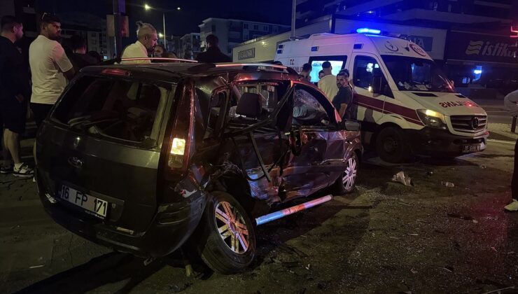 Bursa’da iki otomobilin çarpıştığı kazada 7 kişi yaralandı