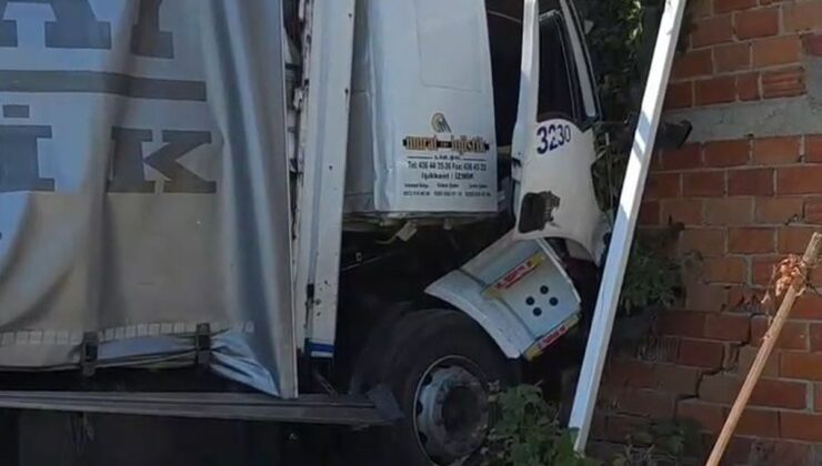 Çatalca’da Kamyon Elektrik Direğine Çarpıp Bahçeye Girdi: 1 Yaralı