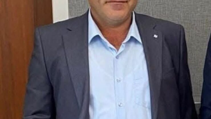 Devrilen traktörün altında kalan muhtar, hastanede öldü