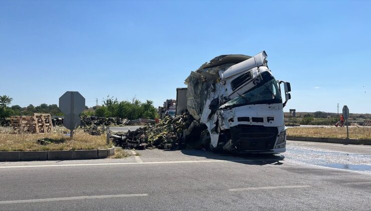 Edirne’de tırın devrilmesi sonucu yol ulaşıma kapandı