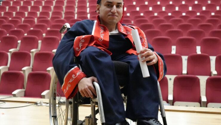 Engelli genç, babasının desteğiyle edebiyat fakültesini bitirdi