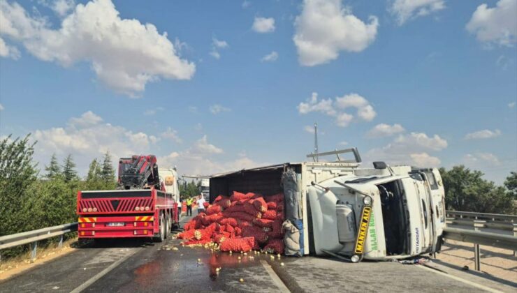 Eskişehir’de Kamyon Devrildi: 2 Yaralı