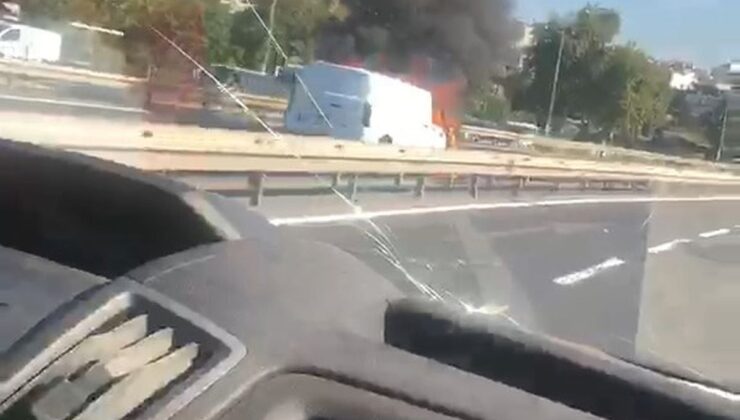 Fatih’te araç yangını: Yol trafiğe kapatıldı