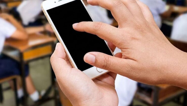 Fransa’da liselerde cep telefonları yasaklandı