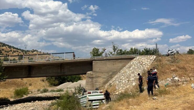 Gerger’de Kamyonet Dereye Uçtu: 1 Ağır Yaralı