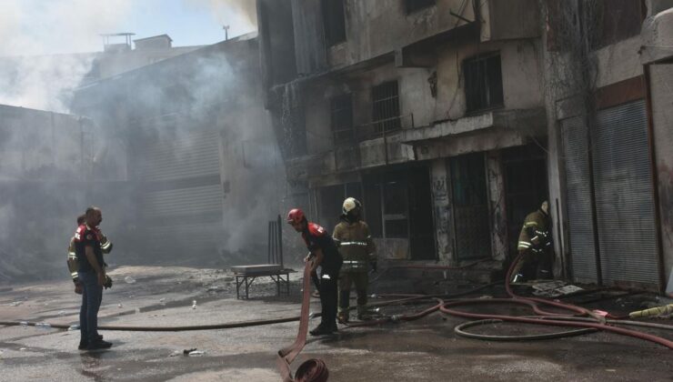 İzmir Buca’da Sünger Deposunda Yangın: Kontrol Altına Alındı