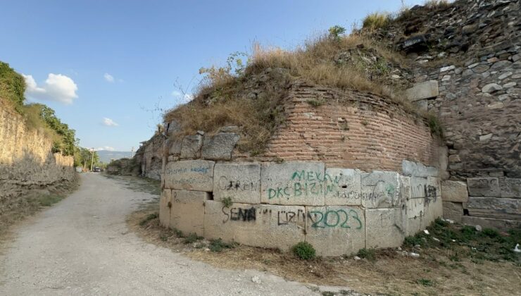 İznik surlarına sprey boya vandalizmi