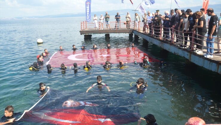 Karamürsel’de Denizde Zafer Coşkusu