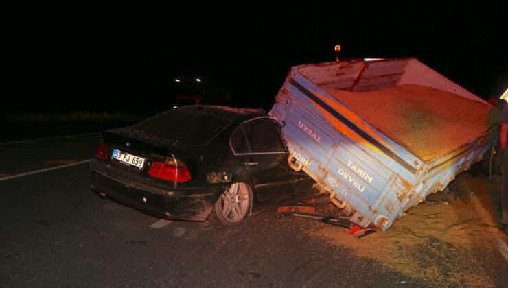 Kars’ta traktör römorkuna çarpan otomobilde 3 ağır yaralı