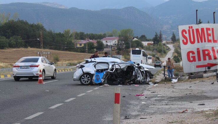 Kastamonu’da otomobilin menfeze çarparak devrildiği kazada 2 kişi öldü, 4 kişi yaralandı