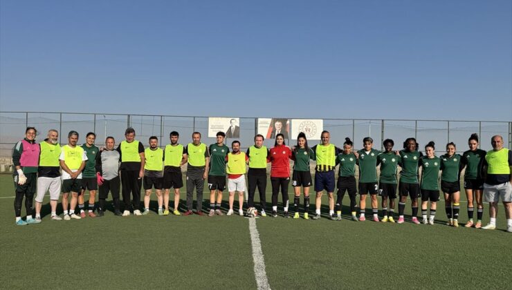 Kaymakam kadın futbolcularla dostluk maçı yaptı