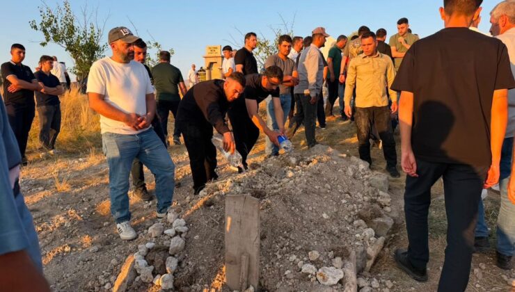 Kayseri’deki Kazada Yaşamını Yitiren Baba ve Oğul Yan Yana Toprağa Verildi