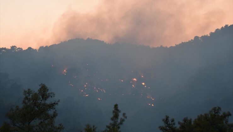Kemer’de orman yangınına müdahale sürüyor