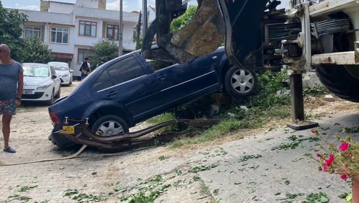 Keşan’da Elektrik Direğine Çarpan Otomobilde Hasar