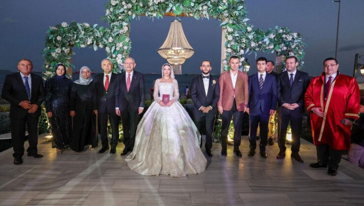 Kılıçdaroğlu, AK Parti Milletvekili Seyithan İzsiz ile birlikte nikah şahitliği yaptı