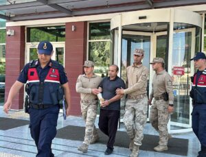 Komşusunun evini ateşe verip tabancayla 1 kişiyi öldüren 4 kişiyi de yaralayan zanlı tutuklandı