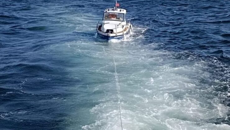 Küçükçekmece açıklarında makine arızası nedeniyle sürüklenen tekne kurtarıldı