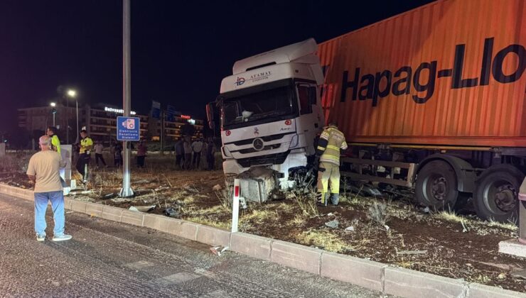 Kütahya’da TIR Refüje Çıktı: Sürücü Yaralandı