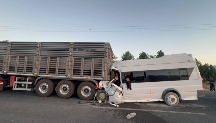 Malatya’da Tarım İşçilerini Taşıyan Minibüs TIR’a Çarptı: 18 Yaralı
