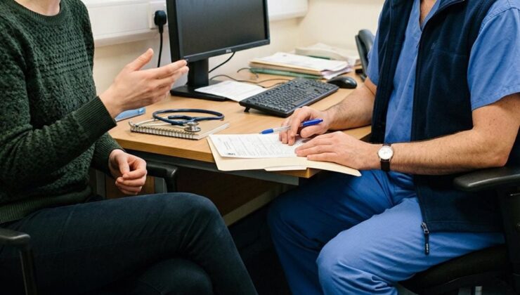 Manisa’da hastalardan ameliyat için para aldığı iddia edilen doktor tutuklandı