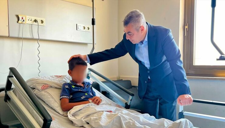 Mersin Valisi Atilla Toros markette şiddete uğrayan çocuğu hastanede ziyaret etti