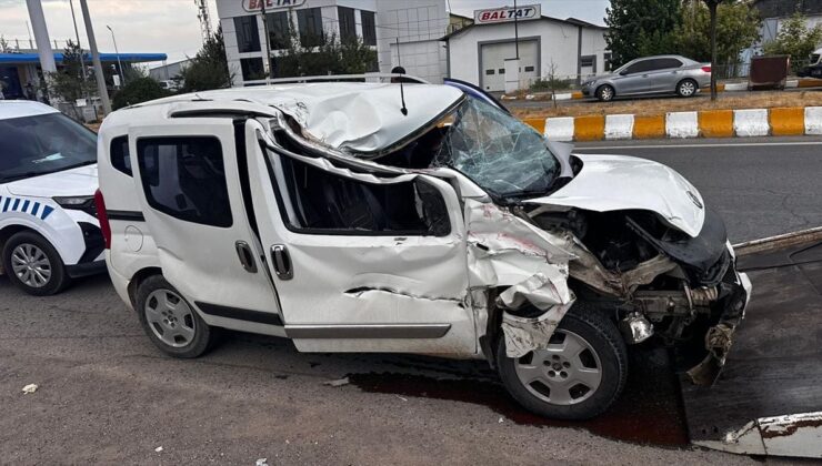 Muş’ta tıra çarpan hafif ticari araçtaki 3 kişi yaralandı