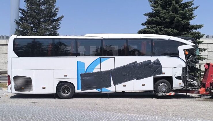 Otobüs Kamyonete Çarptı: 1 Ölü, 15 Yaralı