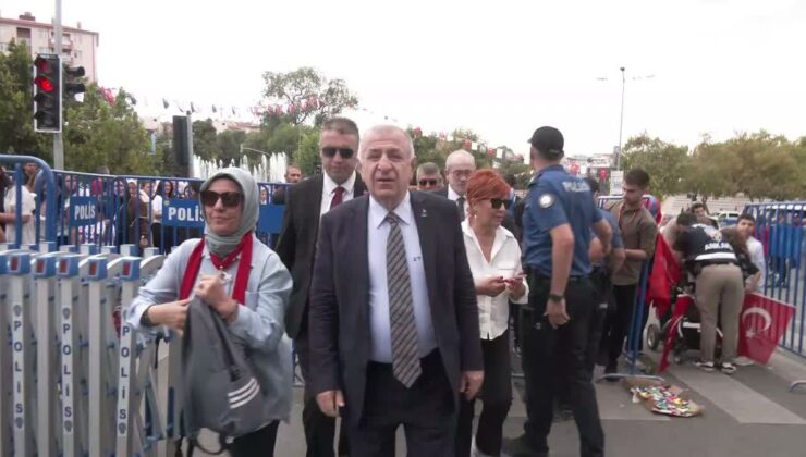 Özdağ’dan Anıtkabir’de 30 Ağustos ziyareti