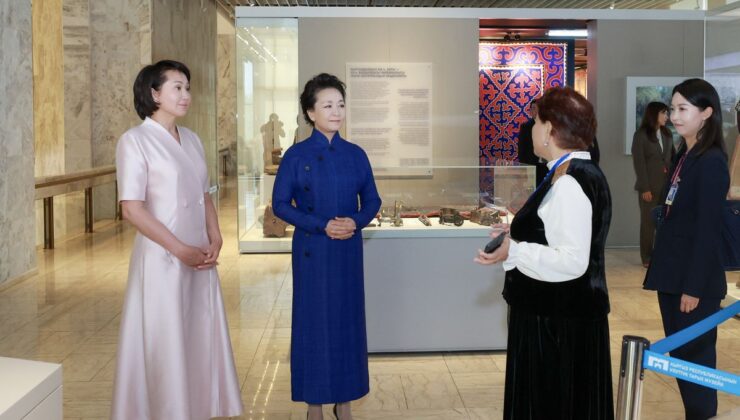 Peng Liyuan ve Kırgızistan First Lady’si Ulusal Tarih Müzesi’ni Ziyaret Etti