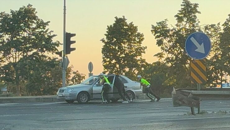 Polis Arızalı Aracı İterek Trafiği Rahatlattı