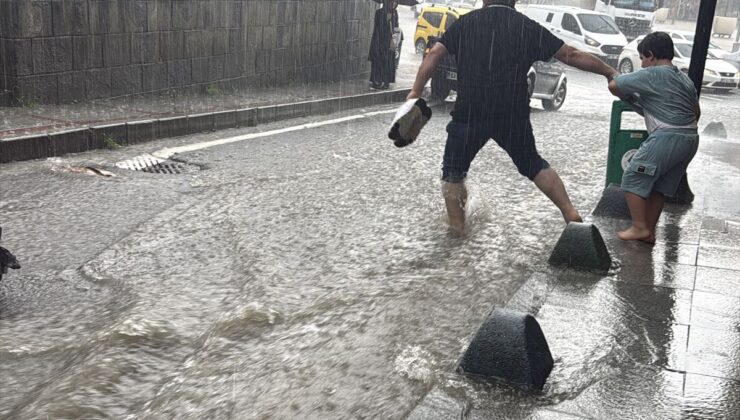 Rize’de Sağanak Ulaşımı Olumsuz Etkiledi
