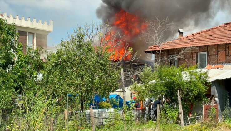 Sakarya’da iki katlı ahşap evde çıkan yangın söndürüldü