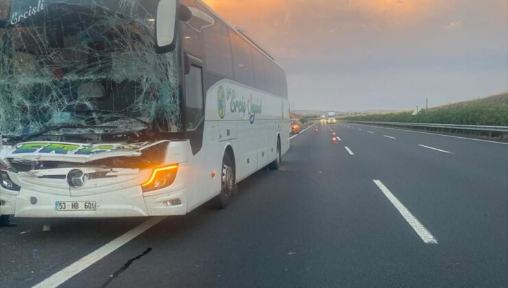 Şanlıurfa’da Otobüs Tıra Çarptı: 2 Yaralı