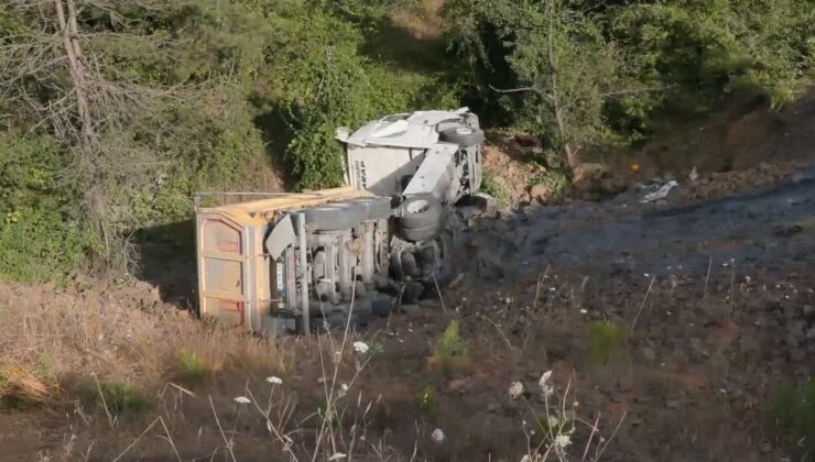 Sarıyer’de Hafriyat Kamyonu Şarampole Devrildi: 1 Yaralı