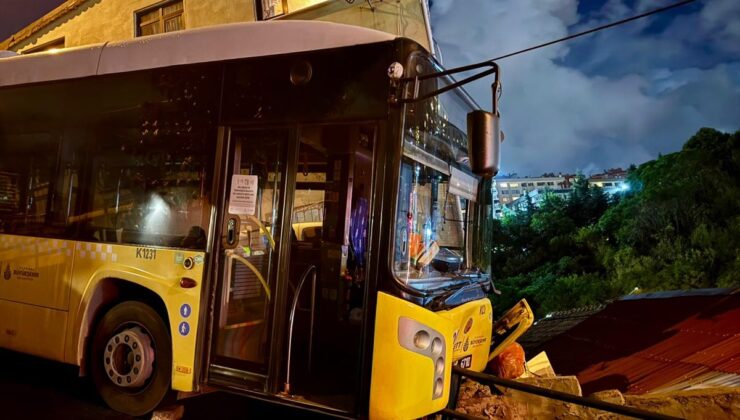 Sarıyer’de İETT otobüsü bariyerlere çarptı: Evin çatısına düşmeden durdu