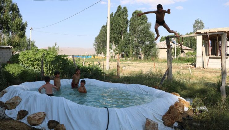 Sıcaktan bunalan çocuklar, brandayla oluşturulan havuzda serinliyor
