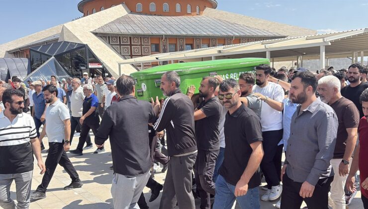 Sivas’ta Motosiklet Kazasında Hayatını Kaybeden 19 Yaşındaki Genç Son Yolculuğuna Uğurlandı